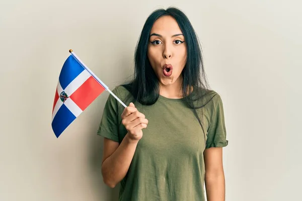 Junge Hispanische Mädchen Mit Dominikanische Republik Flagge Verängstigt Und Erstaunt — Stockfoto