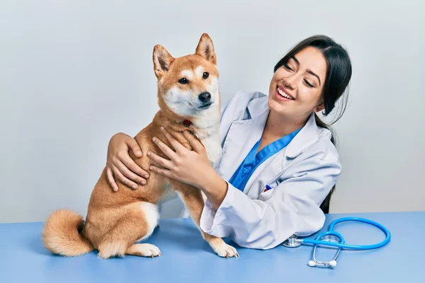 Donna Veterinaria Che Indossa Uniforme Clinica Abbracciando Cane Con Amore — Foto Stock