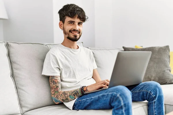 Jovem Hispânico Usando Laptop Sentado Sofá Casa — Fotografia de Stock