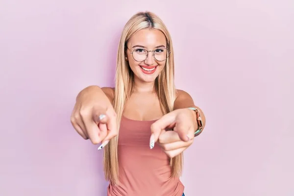 Молода Блондинка Повсякденному Одязі Вказує Камеру Пальцями Посміхаючись Позитивно Весело — стокове фото
