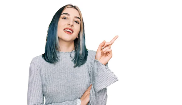 Junges Modernes Mädchen Lässigem Pullover Mit Einem Breiten Lächeln Gesicht — Stockfoto