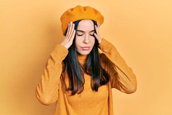 Genç Esmer Kadın Fransız Görünüşlü Bereli Eli Başının Üstünde Stres — Stok fotoğraf