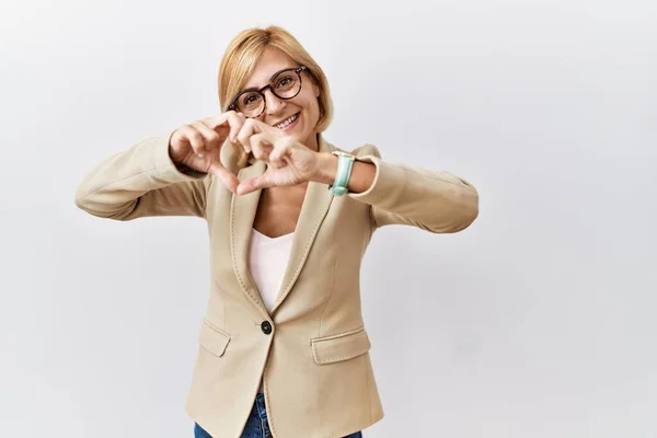 Middelbare Leeftijd Blonde Zakenvrouw Staan Geïsoleerde Achtergrond Glimlachen Liefde Doen — Stockfoto