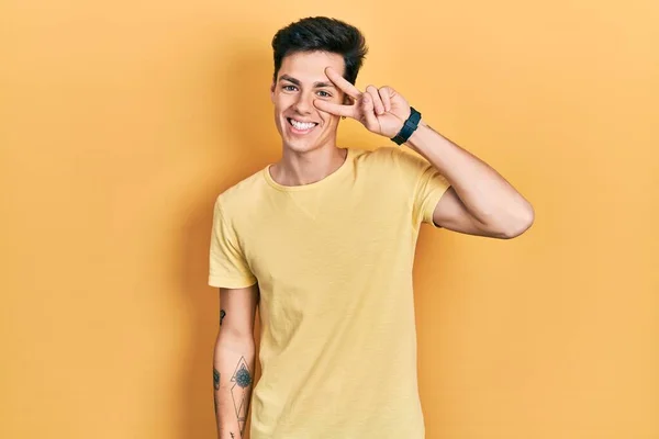 Giovane Uomo Ispanico Indossa Casual Shirt Gialla Facendo Simbolo Pace — Foto Stock