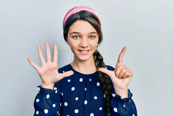 Zarif Görünümlü Genç Esmer Kız Yedi Numaralı Parmaklarıyla Gösterip Işaret — Stok fotoğraf