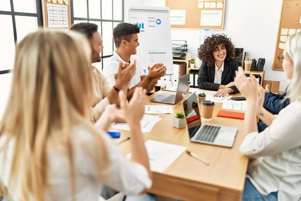 Group Young Business Workers Smiling Clapping Partner Office — Stock Photo, Image