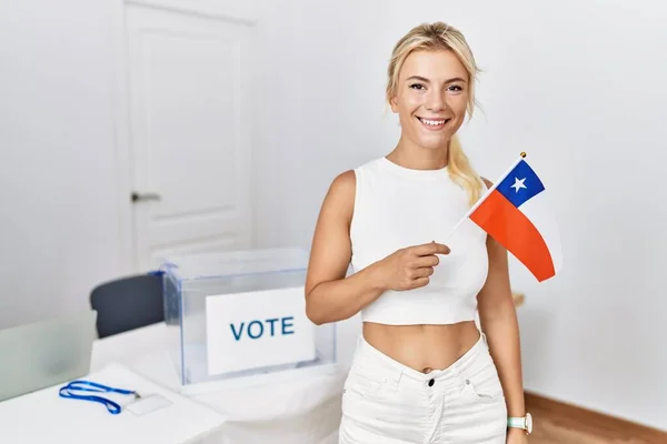 Mulher Caucasiana Jovem Eleição Campanha Política Segurando Bandeira Chile Olhando — Fotografia de Stock