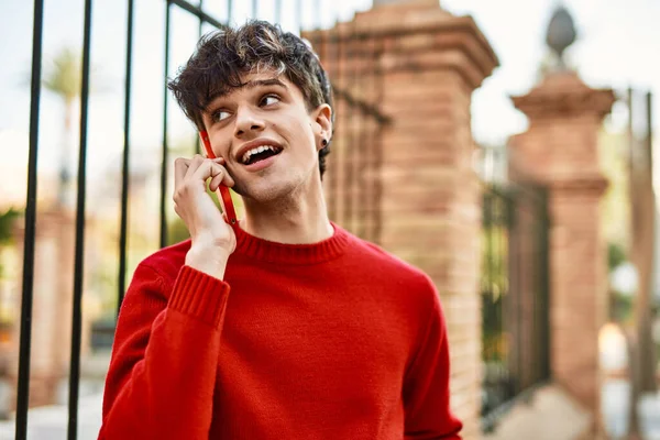 Jonge Spaanse Man Glimlachend Gelukkig Praten Smartphone Stad — Stockfoto