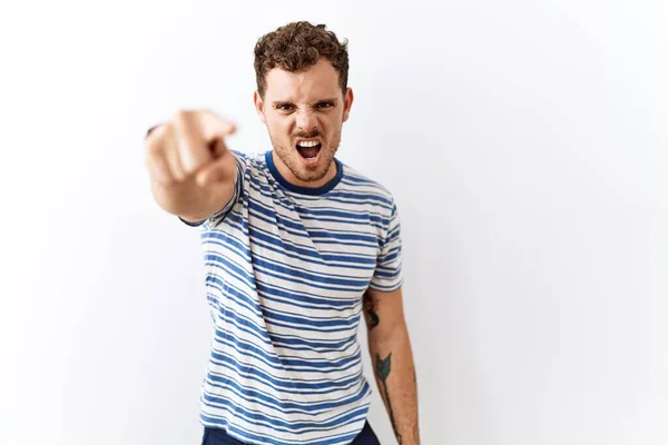 Guapo Joven Pie Sobre Fondo Aislado Señalando Disgustado Frustrado Cámara —  Fotos de Stock