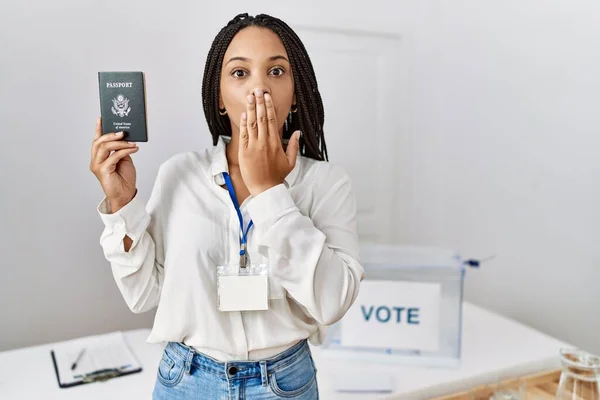 Молода Афроамериканська Жінка Виборах Політичної Кампанії Тримала Паспорт Usa Який — стокове фото