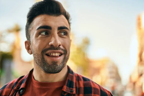 Joven Hispano Sonriendo Feliz Pie Ciudad —  Fotos de Stock