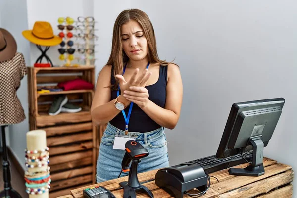 Mujer Morena Joven Sosteniendo Pancarta Con Texto Abierto Tienda Por — Foto de Stock