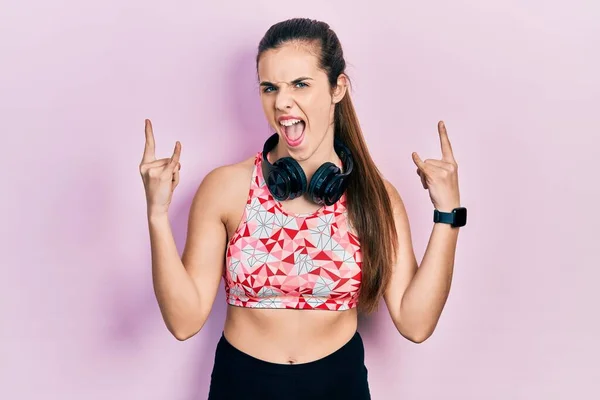 Joven Adolescente Morena Usando Ropa Gimnasio Usando Auriculares Gritando Con —  Fotos de Stock