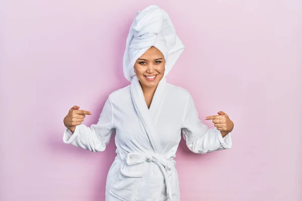 Jong Hispanic Meisje Dragen Douche Handdoek Cap Badjas Kijken Zelfverzekerd — Stockfoto