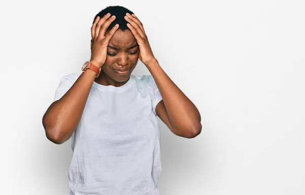 Jonge Afro Amerikaanse Vrouw Draagt Casual Wit Shirt Lijdt Aan — Stockfoto
