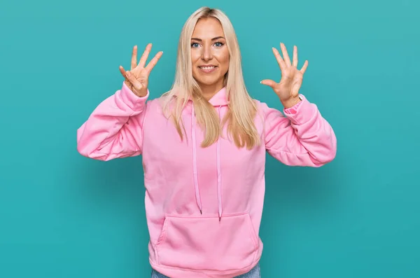 Ung Blond Kvinna Bär Casual Sweatshirt Visar Och Pekar Upp — Stockfoto