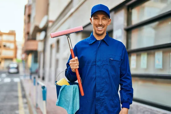 Jovem Homem Lavador Vidro Caucasiano Sorrindo Feliz Cidade — Fotografia de Stock