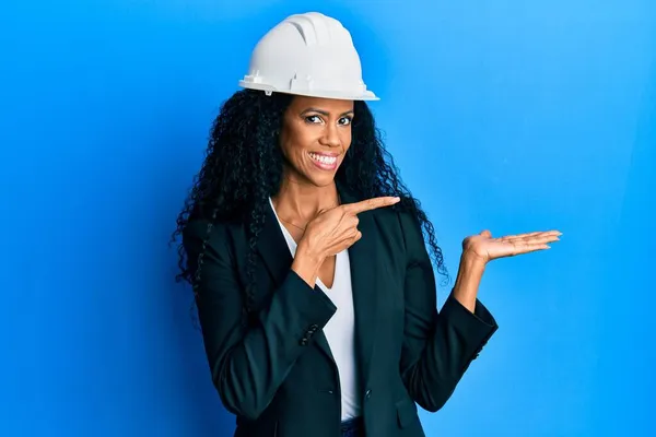 Mulher Afro Americana Meia Idade Vestindo Chapéu Duro Arquiteto Espantado — Fotografia de Stock