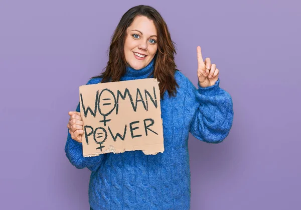 Junge Size Frau Mit Frauenpower Banner Überrascht Mit Einer Idee — Stockfoto
