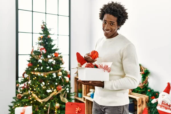 Joven Afroamericano Hombre Sonriendo Feliz Decorando Árbol Navidad Casa —  Fotos de Stock