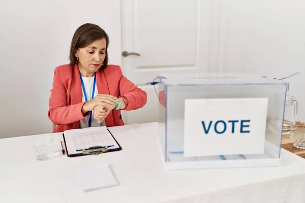 Bella Donna Ispanica Mezza Età Alle Elezioni Politiche Seduta Scrutinio — Foto Stock