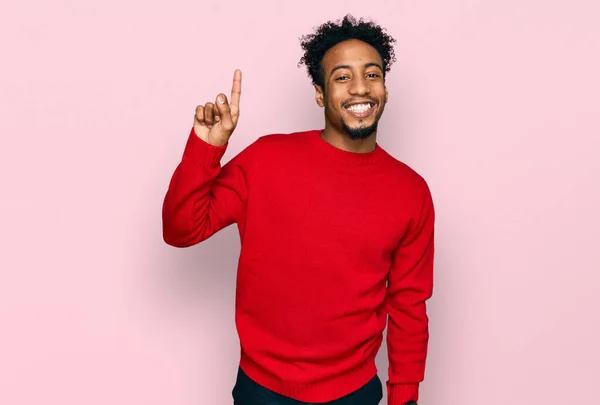 自信と幸せな笑顔ながら カジュアルな冬のセーターを着て髭を生やしている若いアフリカ系アメリカ人男性 — ストック写真