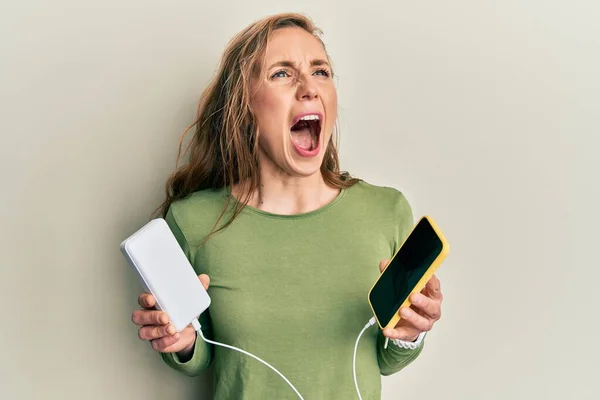 Junge Blonde Frau Beim Laden Von Smartphones Wütend Und Wütend — Stockfoto