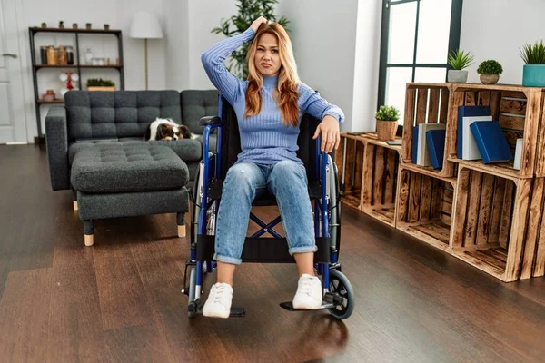 Tekerlekli Sandalyede Oturan Genç Güzel Bir Kadın Kafası Karışık Soru — Stok fotoğraf