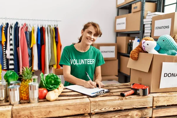 Jovem Mulher Voluntária Caucasiana Sorrindo Feliz Trabalhando Centro Caridade — Fotografia de Stock
