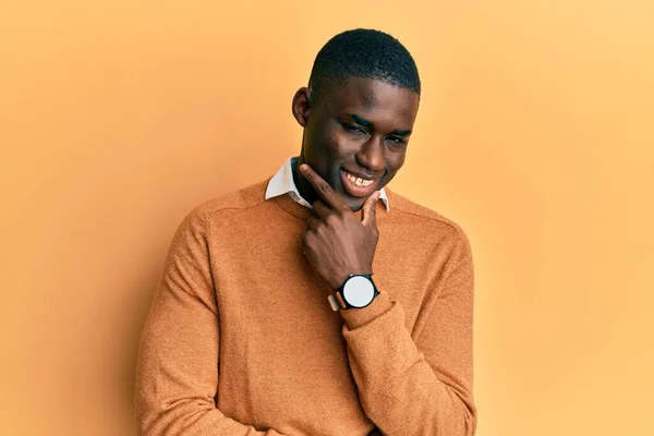 Junger Afrikanisch Amerikanischer Mann Lässiger Kleidung Der Selbstbewusst Die Kamera — Stockfoto