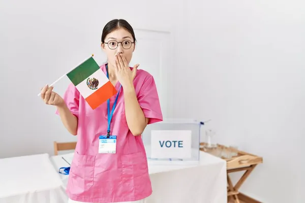 Jovem Enfermeira Asiática Eleição Campanha Política Segurando Bandeira México Cobrindo — Fotografia de Stock