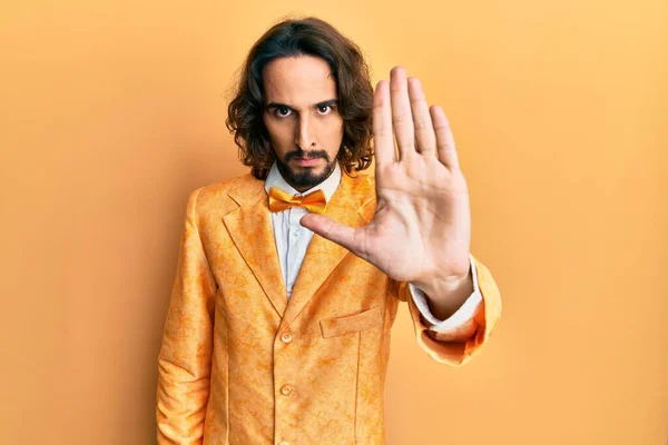 Mladý Hispánec Elegantním Hipsterském Vzhledu Přestane Zpívat Dlaní Ruky Varovný — Stock fotografie