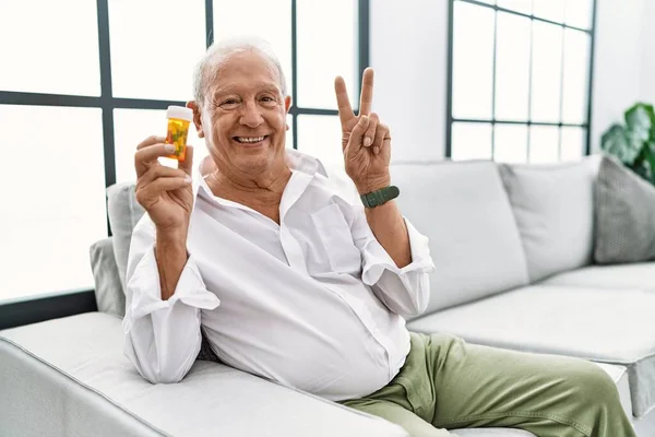 Uomo Anziano Che Tiene Pillole Sorridendo Guardando Macchina Fotografica Che — Foto Stock