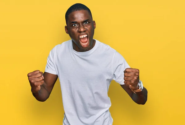 Jonge Afro Amerikaanse Man Met Een Casual Wit Shirt Boos — Stockfoto