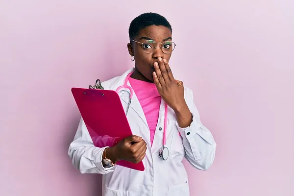 Young African American Woman Wearing Doctor Stethoscope Holding Clipboard Covering — Stock Photo, Image
