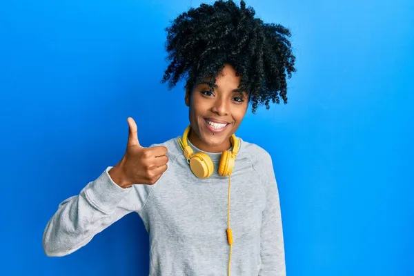 Afroamerikansk Kvinna Med Afro Hår Bär Tröja Och Använder Hörlurar — Stockfoto