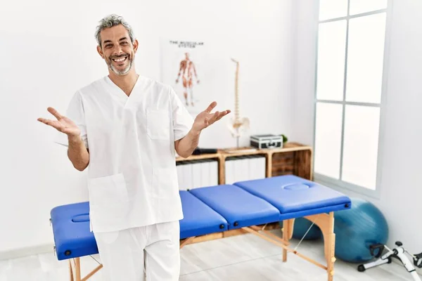 Hispanischer Therapeut Mittleren Alters Der Einer Schmerzklinik Arbeitet Und Fröhlich — Stockfoto