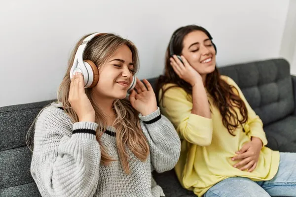 Jeune Couple Souriant Heureux Écouter Musique Assis Sur Canapé Maison — Photo