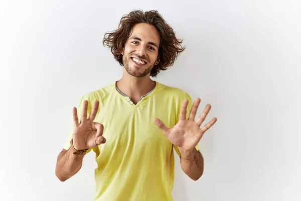 Joven Hombre Hispano Pie Sobre Fondo Aislado Mostrando Señalando Con — Foto de Stock