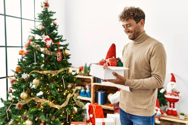 Jovem Hispânico Sorrindo Confiante Decorando Árvore Natal Casa — Fotografia de Stock