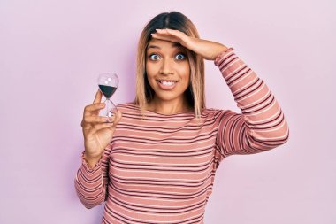 Kum saati tutan güzel İspanyol kadın, gergin ve hayal kırıklığına uğramış, şaşırmış ve kızgın yüzlü. 