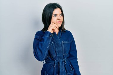 Kot pantolon giyen genç esmer kadın şüphe üzerine yoğunlaşmıştı. Parmakları çenesinde ve yukarı bakıyordu. 