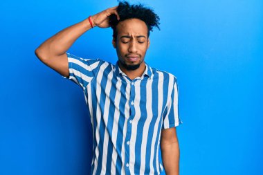 Sakallı, sıradan çizgili tişört giyen Afro-Amerikalı genç adam soru sorup şaşırıyor. Şüpheyle kararsız, kafa kafaya düşünerek. Düşünceli kavram. 