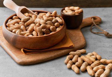 Beton yüzeyde fıstıklı ahşap kaşıklar.