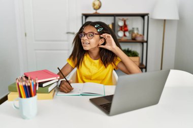 Genç Afro-Amerikalı kız evde ödevini yapıyor. Kulaktan kulağa gülümsüyor. Dedikoduları ve dedikoduları dinliyor. Sağırlık kavramı. 