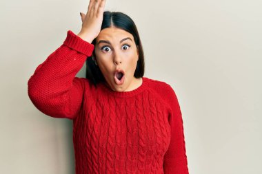 Kışlık yün kazak giyen güzel esmer kadın bir hata sonucu elleri kafasında şaşırdı. Hatayı hatırla. Unuttum, kötü hafıza kavramı. 