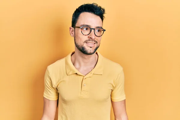 Junger Hispanischer Mann Lässiger Kleidung Und Brille Der Mit Einem — Stockfoto