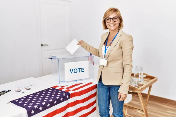 Mujer Rubia Mediana Edad Sonriendo Confiada Poniendo Voto Caja Universidad —  Fotos de Stock