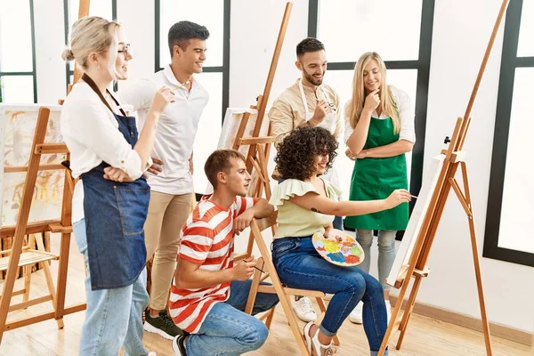 Grupo Pessoas Sorrindo Feliz Olhando Desenhar Parceiro Estúdio Arte — Fotografia de Stock