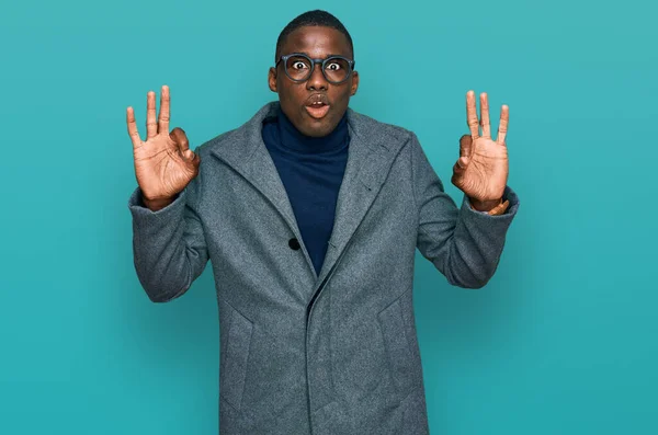 Ein Junger Afrikanisch Amerikanischer Mann Businesskleidung Und Brille Sieht Überrascht — Stockfoto